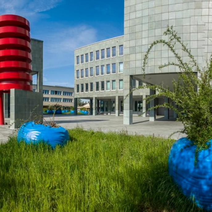 Konkursamt Gebäude mit roter Schraube