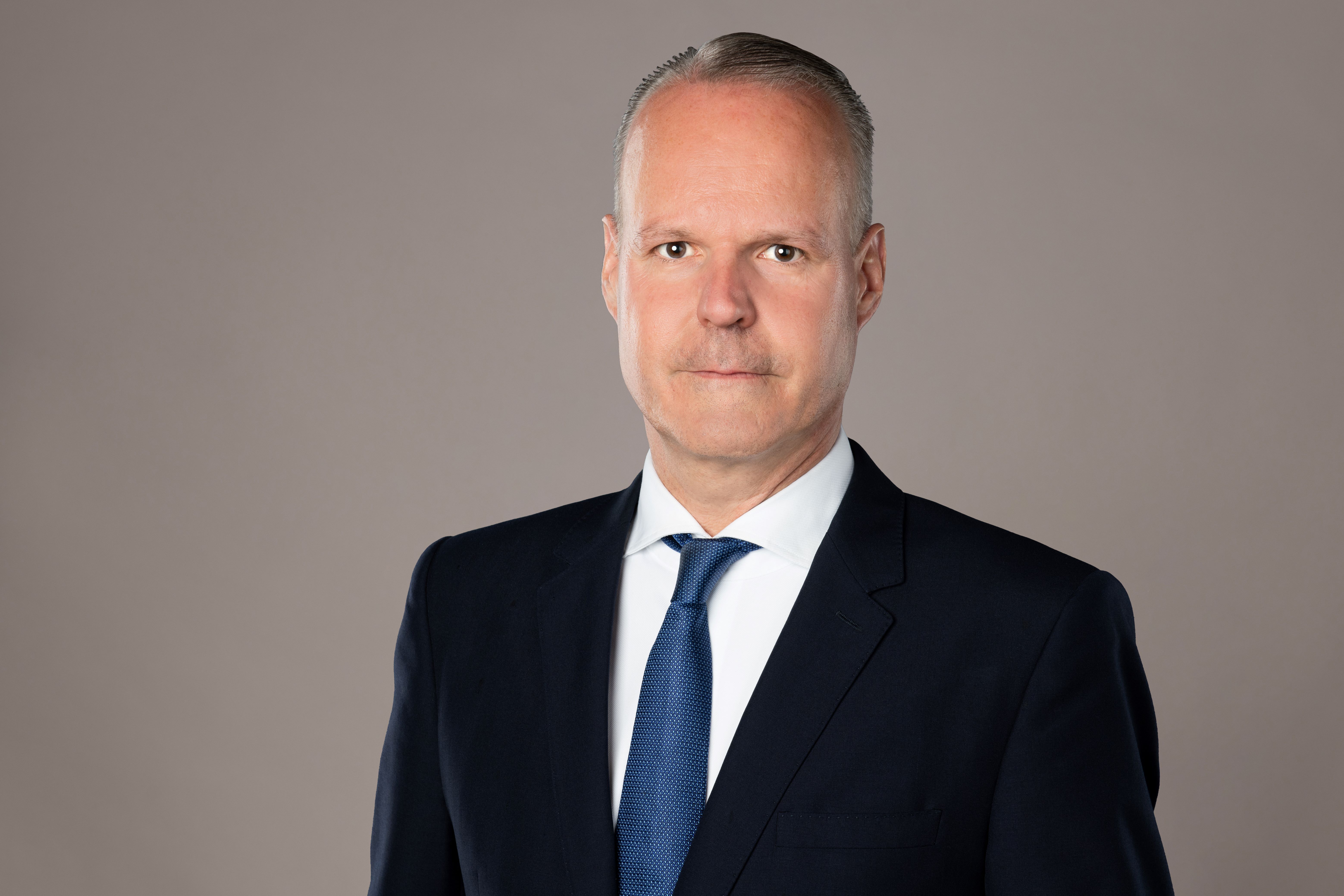 Foto 2: Porträt Stephan Schleiss mit Krawatte