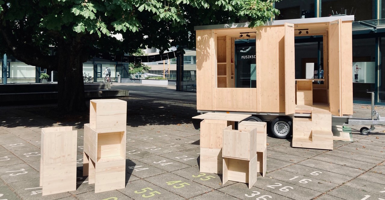 Aufeinandergestapelte Holzkisten auf Steinplatz