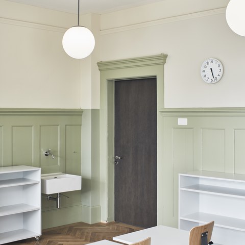 Schulhaus Oberwil, Schulzimmer  mit Täfer