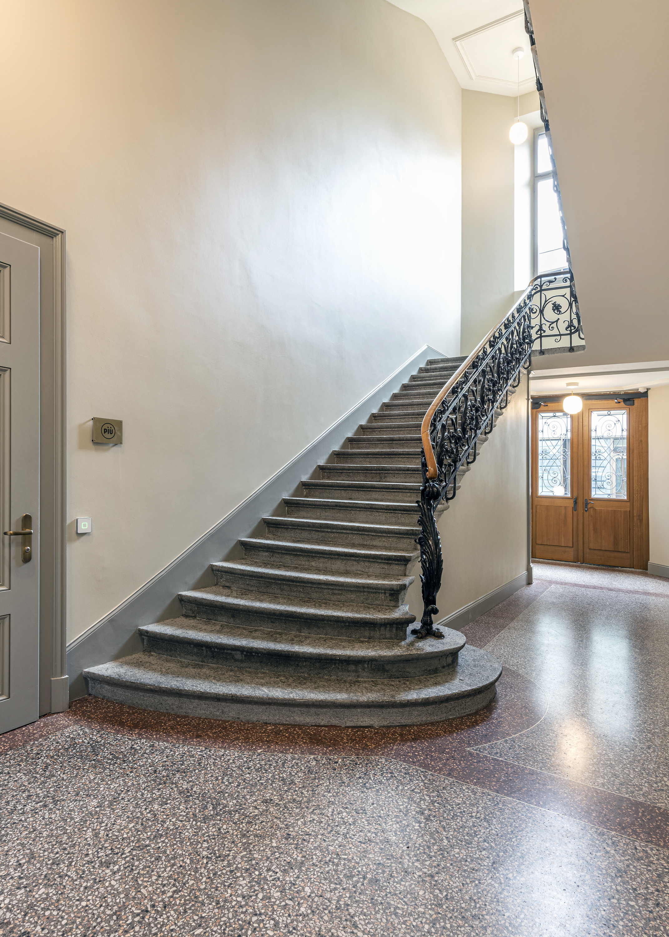 Blick ins Treppenhaus mit Steintreppe und Steinfliessen