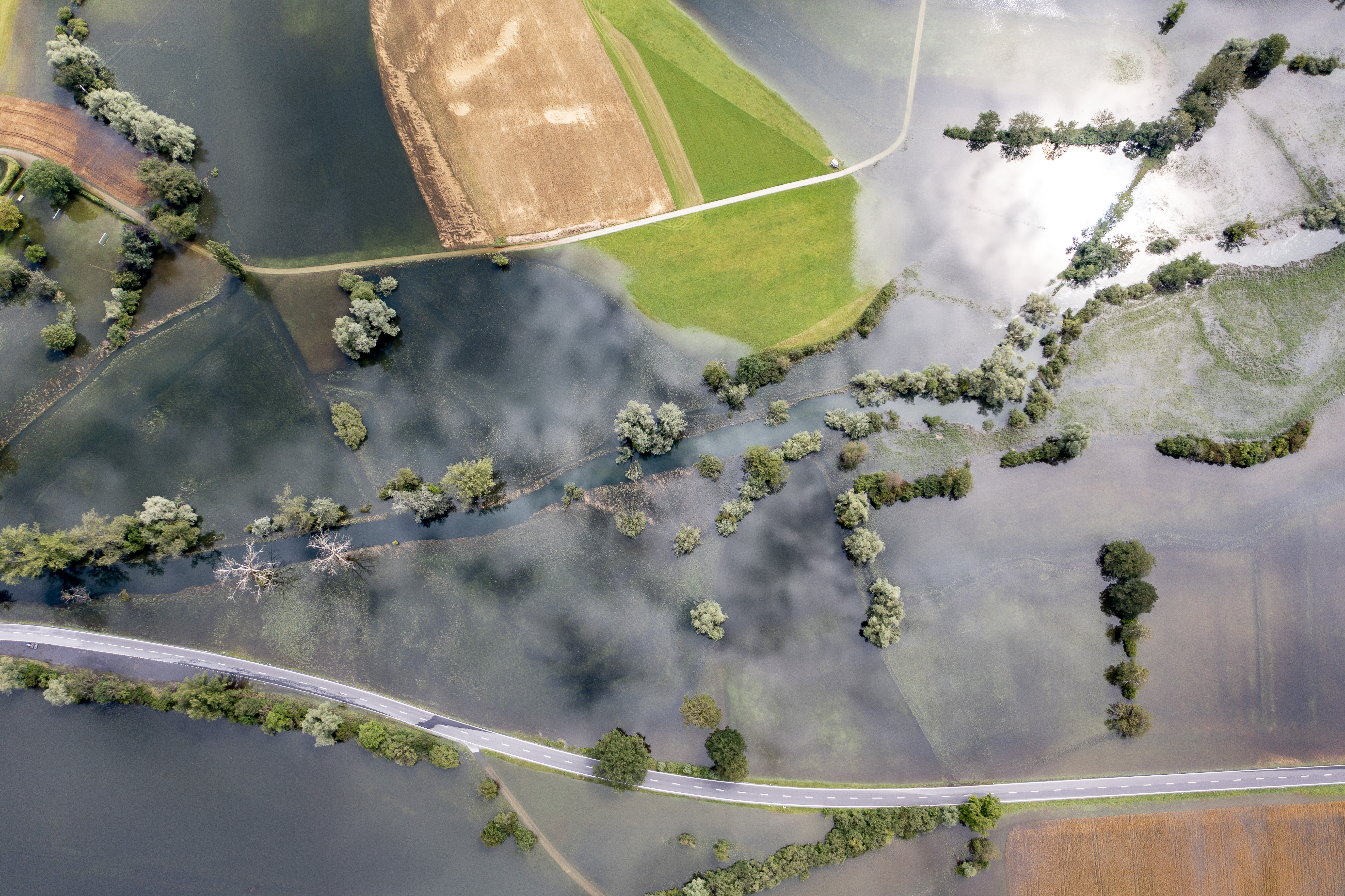 Luftbildaufnahme der überschwemmten Strassen und Felder in der Maschwander Allmend in Hünenberg am 17. Juli 2021