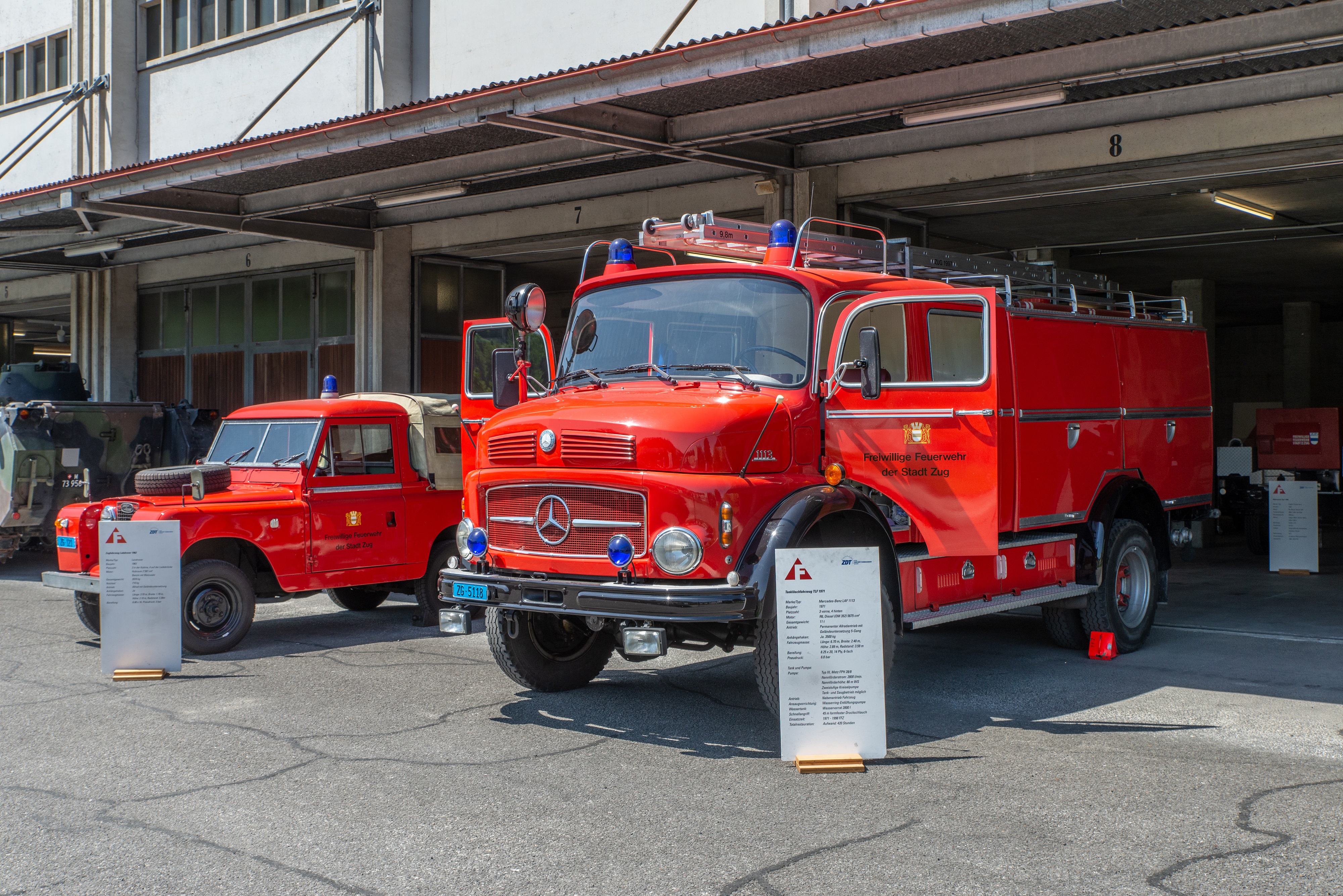 Zwei rote alte Feuerwehrautos in Einfahrt