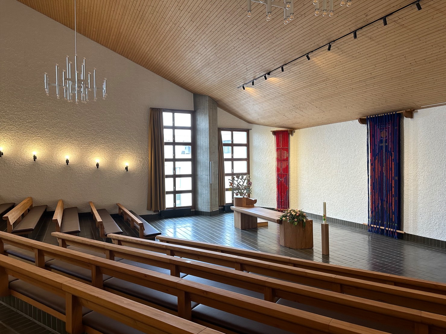 Sicht auf Sitzbänke und Altar